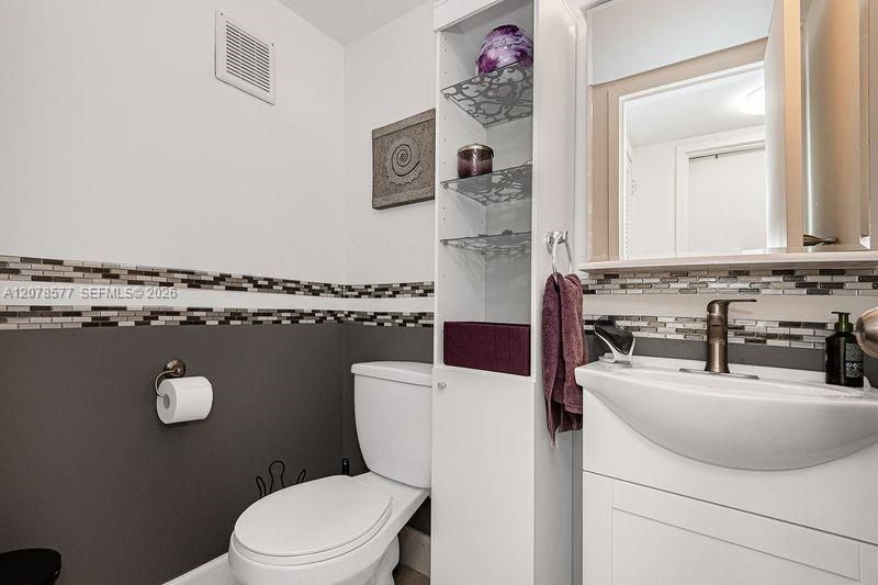 For Sale: $269,900 (1 beds, 1 baths, 930 Square Feet)