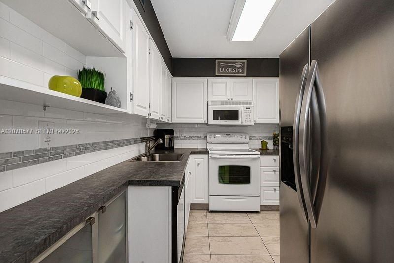 For Sale: $269,900 (1 beds, 1 baths, 930 Square Feet)