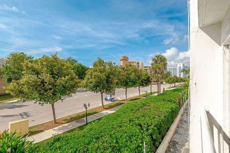 For Sale: $269,900 (1 beds, 1 baths, 930 Square Feet)