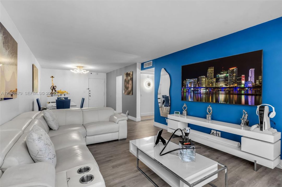En Venta: $250,000 (2 camas, 2 baños, 978 Pies cuadrados)