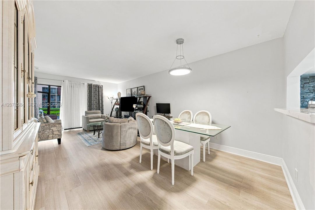 En Venta: $239,000 (2 camas, 2 baños, 820 Pies cuadrados)