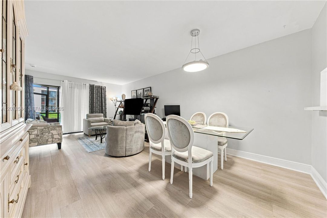 En Venta: $239,000 (2 camas, 2 baños, 820 Pies cuadrados)