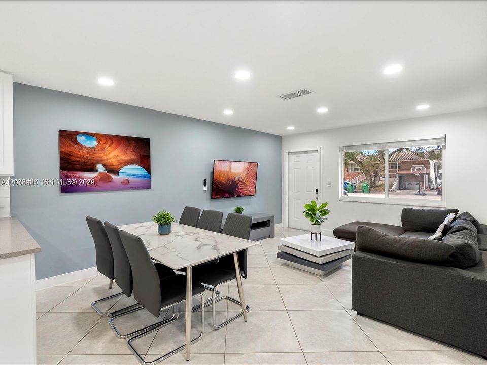 出租: $3,600 (3 贝兹, 3 浴室, 2258 平方英尺)