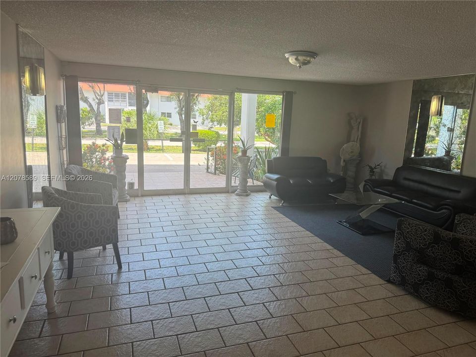 For Rent: $1,650 (1 beds, 1 baths, 812 Square Feet)