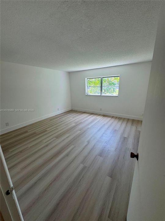 For Rent: $1,650 (1 beds, 1 baths, 812 Square Feet)