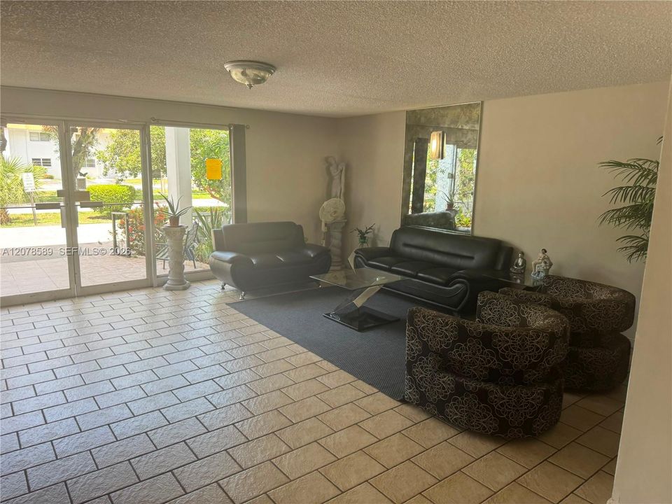 For Rent: $1,650 (1 beds, 1 baths, 812 Square Feet)
