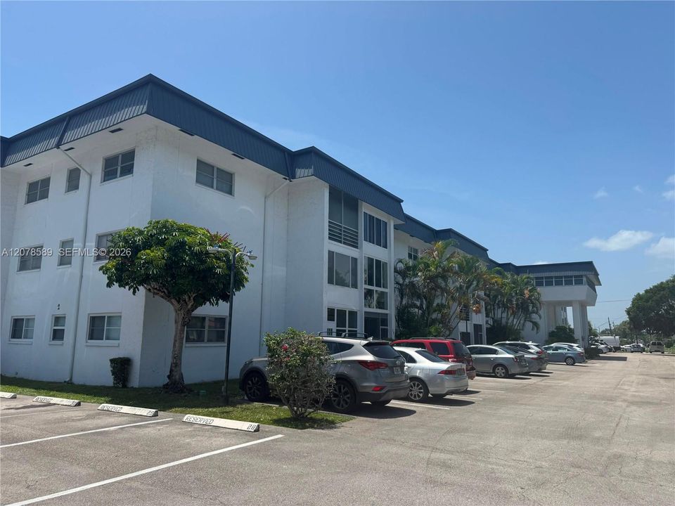 For Rent: $1,650 (1 beds, 1 baths, 812 Square Feet)