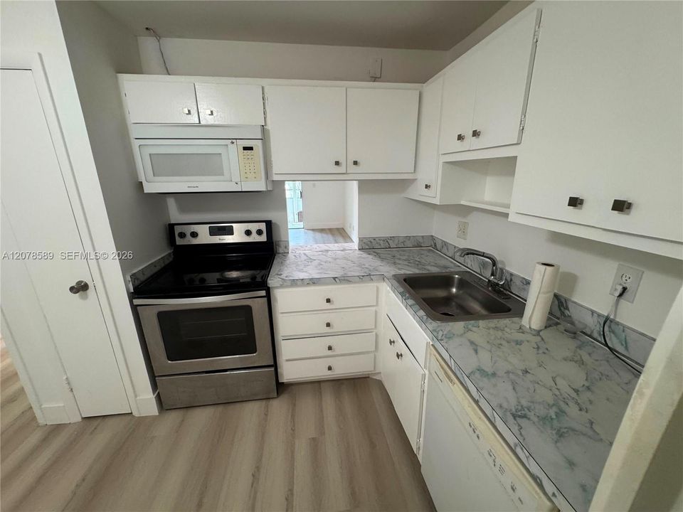 For Rent: $1,650 (1 beds, 1 baths, 812 Square Feet)