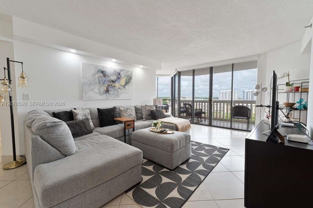En Venta: $480,000 (2 camas, 2 baños, 1300 Pies cuadrados)