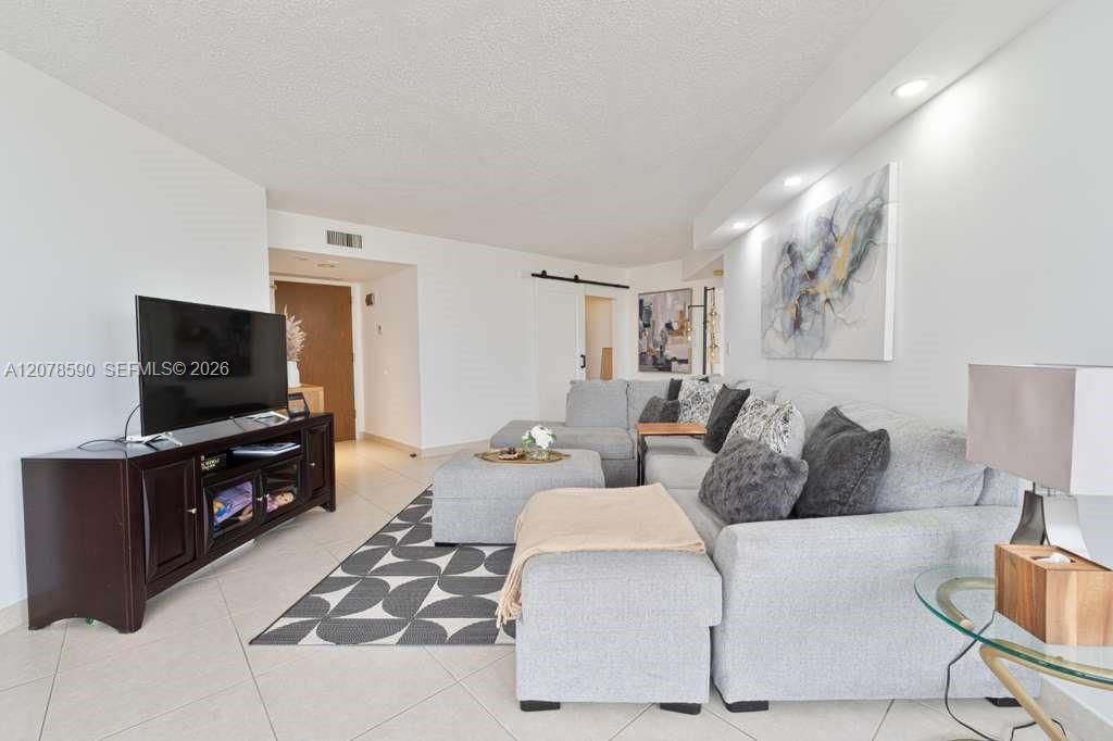 En Venta: $480,000 (2 camas, 2 baños, 1300 Pies cuadrados)