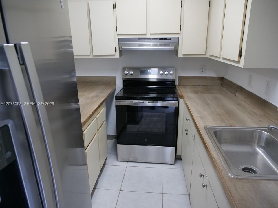 For Rent: $2,300 (2 beds, 2 baths, 868 Square Feet)