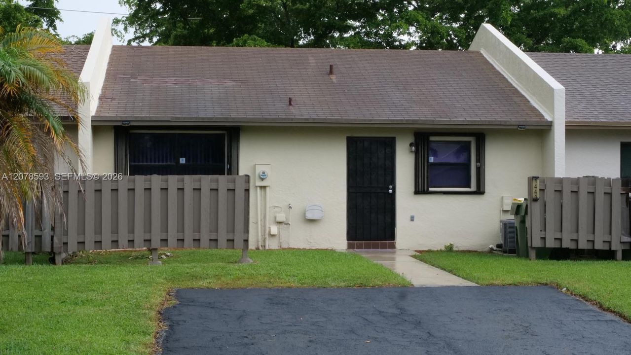 For Rent: $2,300 (2 beds, 2 baths, 868 Square Feet)