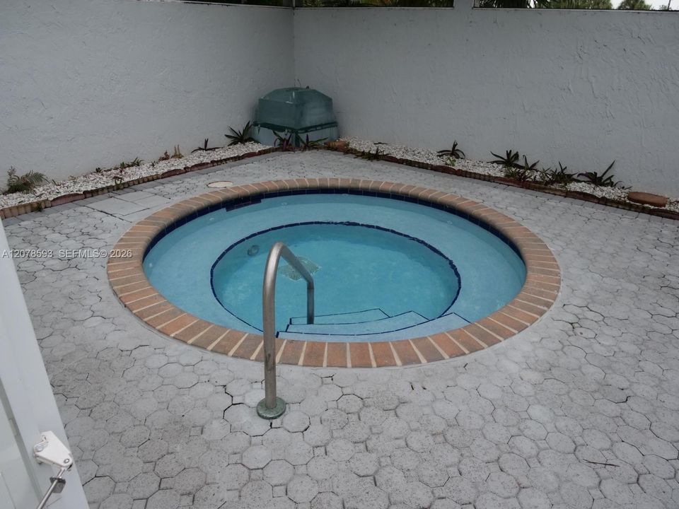 For Rent: $2,300 (2 beds, 2 baths, 868 Square Feet)