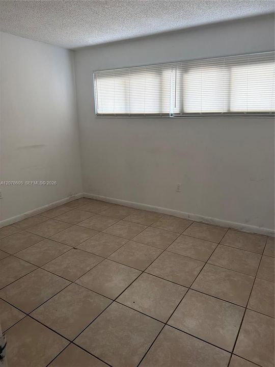 For Rent: $1,800 (2 beds, 1 baths, 860 Square Feet)