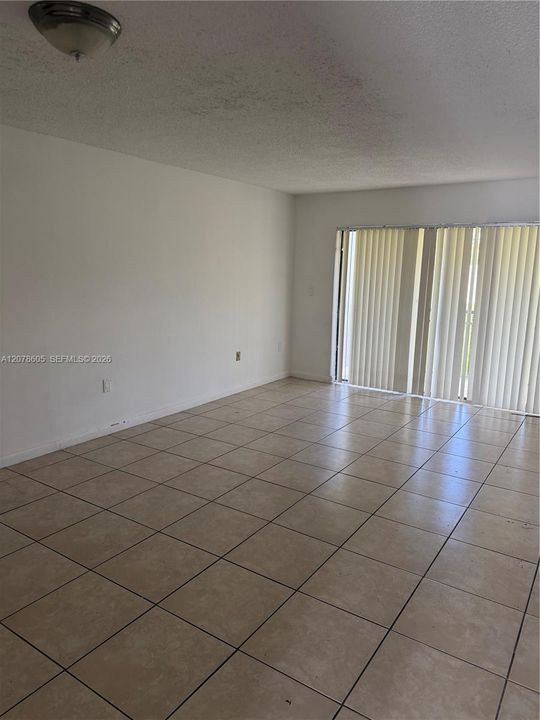 For Rent: $1,800 (2 beds, 1 baths, 860 Square Feet)