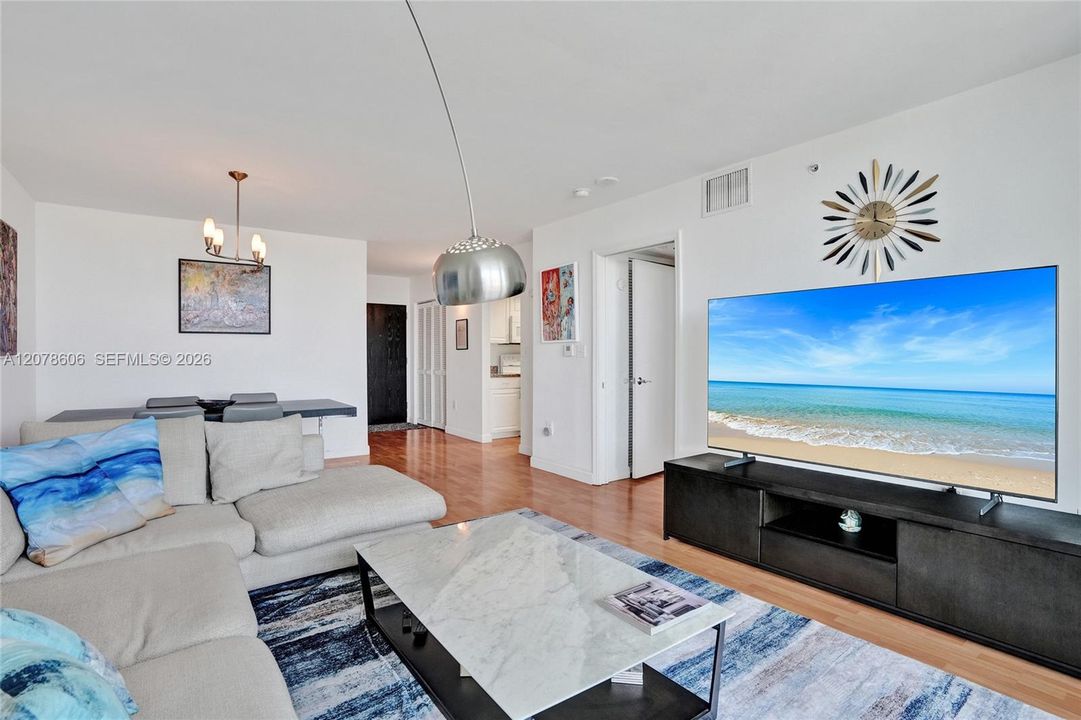 For Rent: $4,500 (1 beds, 1 baths, 740 Square Feet)
