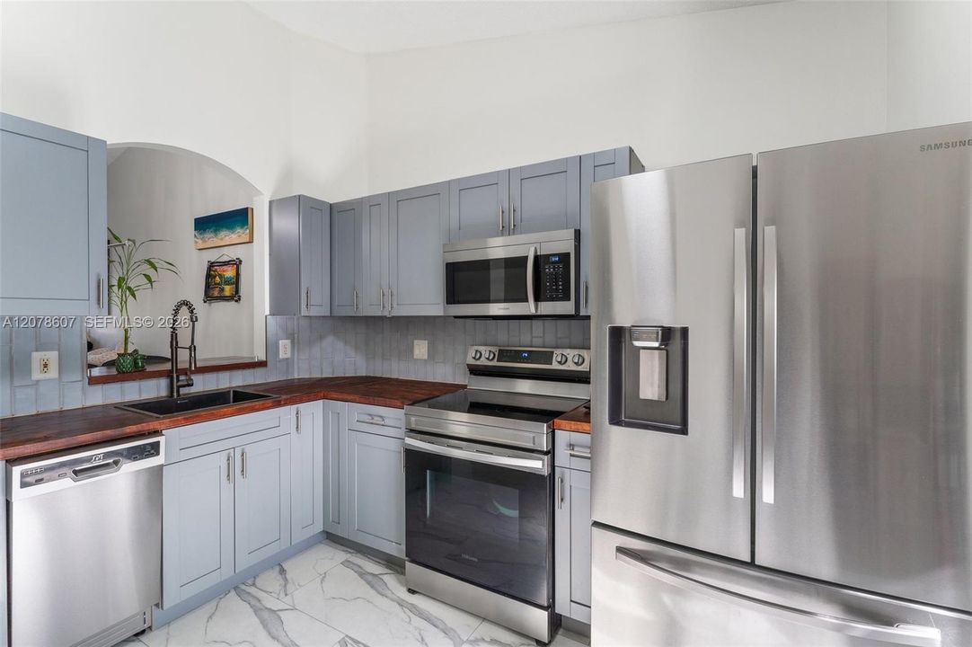 For Rent: $2,250 (2 beds, 2 baths, 822 Square Feet)