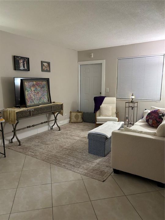 For Rent: $1,600 (1 beds, 1 baths, 658 Square Feet)