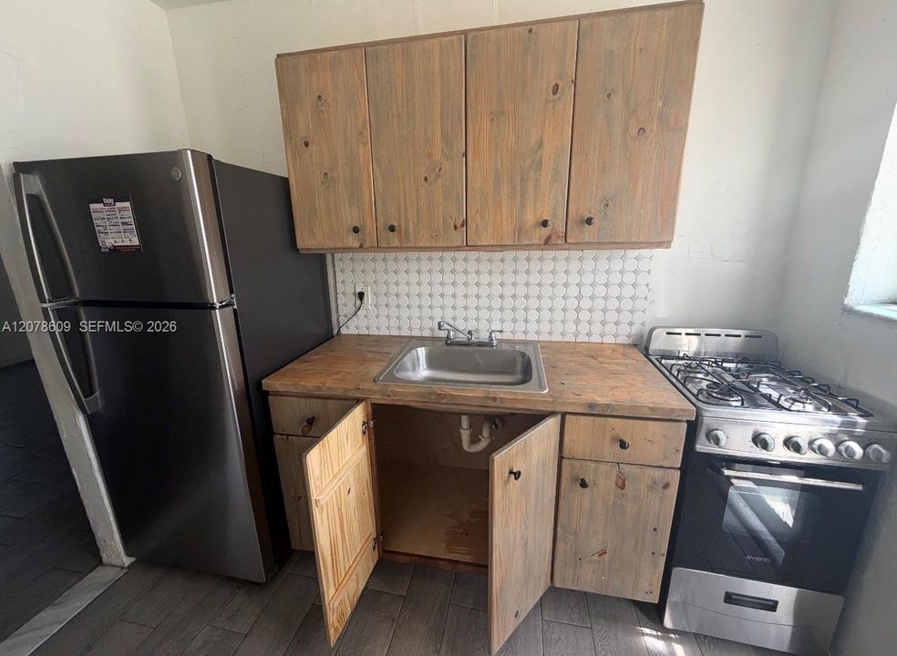 For Rent: $1,700 (2 beds, 1 baths, 700 Square Feet)
