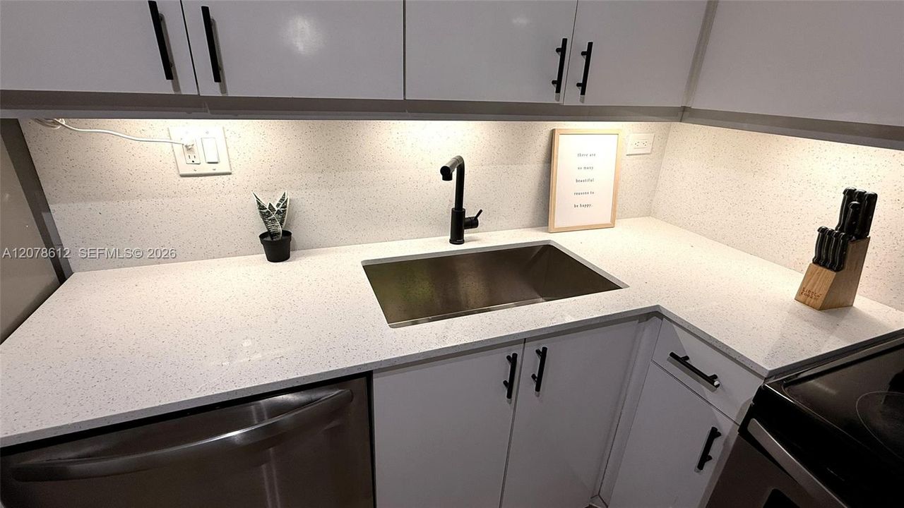 For Rent: $2,850 (2 beds, 2 baths, 1087 Square Feet)