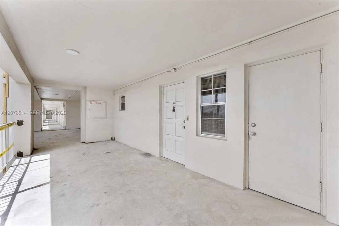 Active With Contract: $100,000 (1 beds, 1 baths, 852 Square Feet)