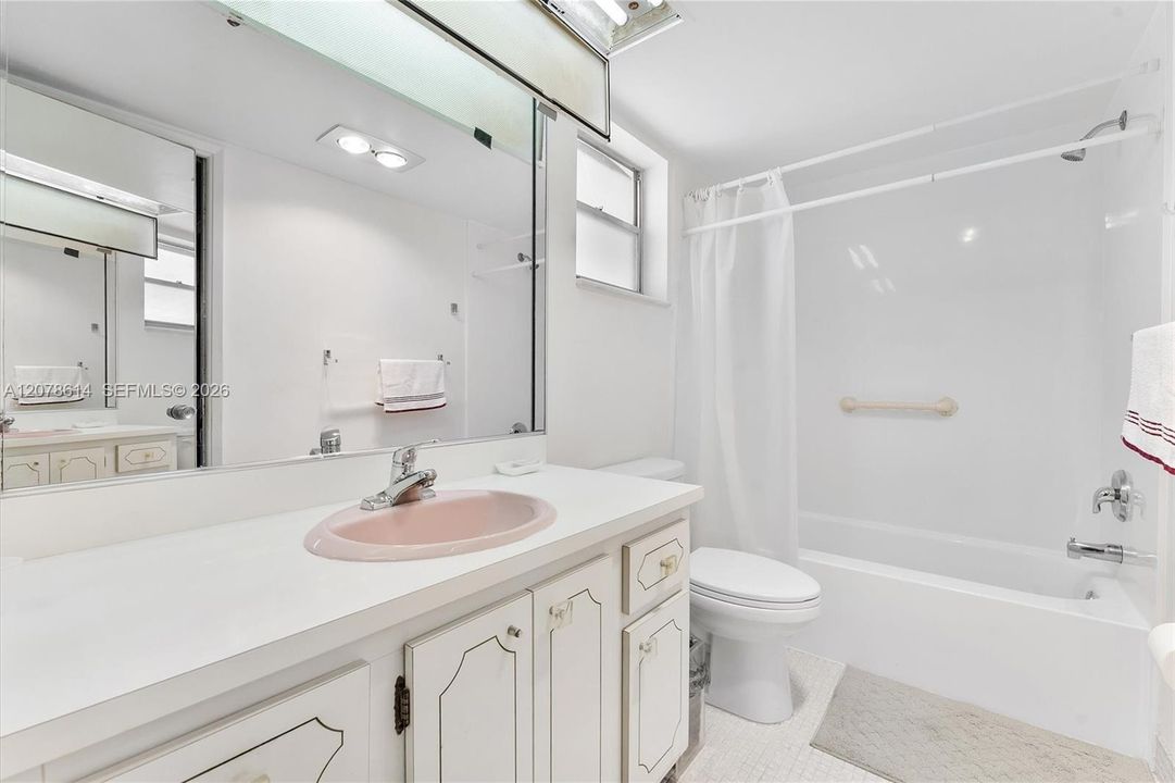 Active With Contract: $100,000 (1 beds, 1 baths, 852 Square Feet)