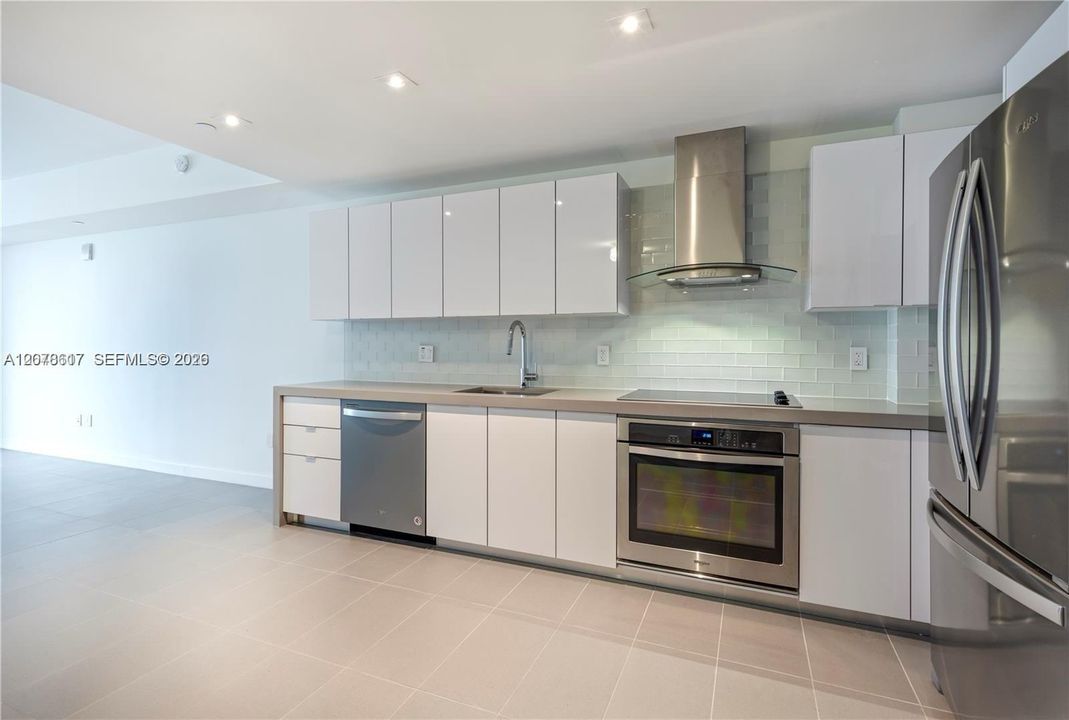 For Rent: $2,500 (0 beds, 1 baths, 580 Square Feet)