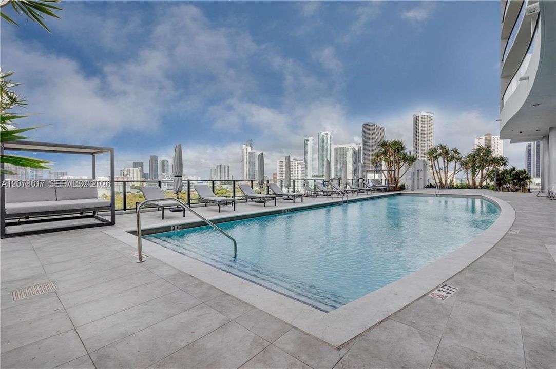 For Rent: $2,500 (0 beds, 1 baths, 580 Square Feet)