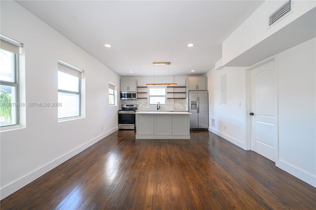 For Rent: $3,500 (2 beds, 2 baths, 860 Square Feet)