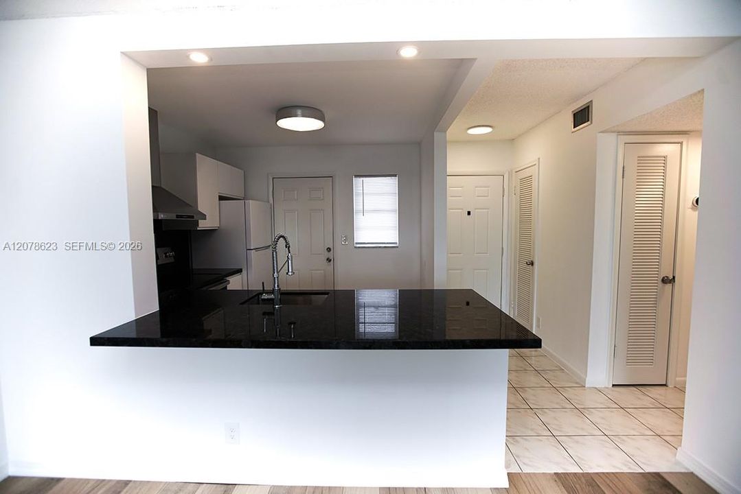 For Rent: $1,900 (1 beds, 1 baths, 847 Square Feet)