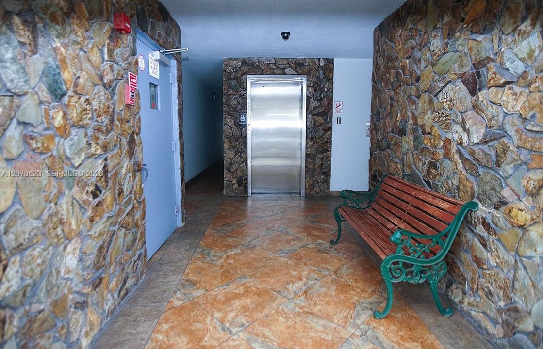 For Rent: $1,900 (1 beds, 1 baths, 847 Square Feet)