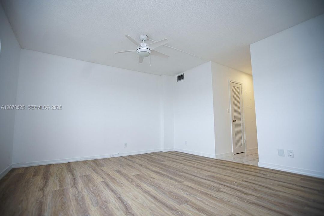 For Rent: $1,900 (1 beds, 1 baths, 847 Square Feet)