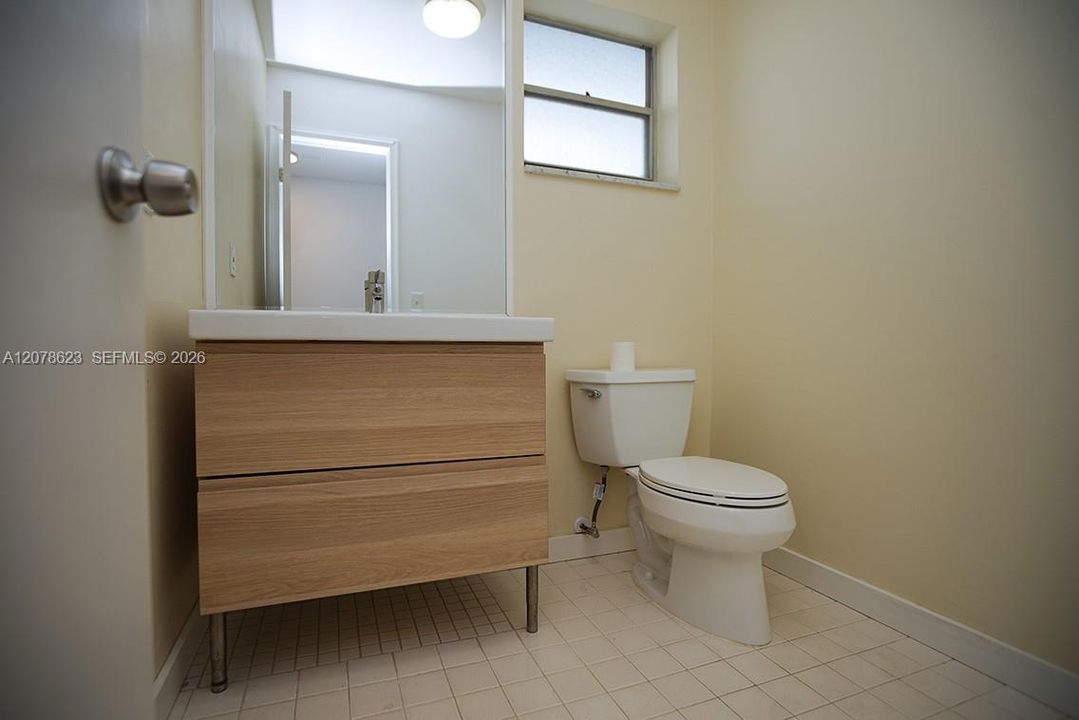 For Rent: $1,900 (1 beds, 1 baths, 847 Square Feet)