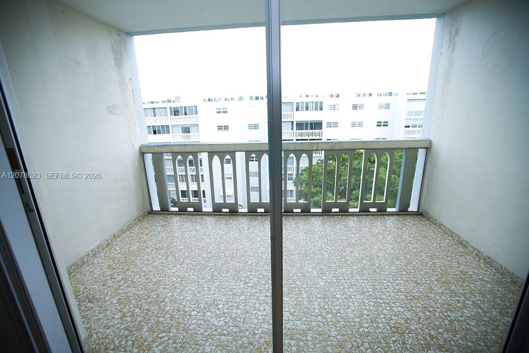 For Rent: $1,900 (1 beds, 1 baths, 847 Square Feet)
