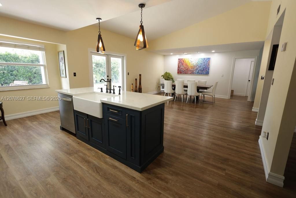 En Venta: $749,000 (4 camas, 2 baños, 1734 Pies cuadrados)