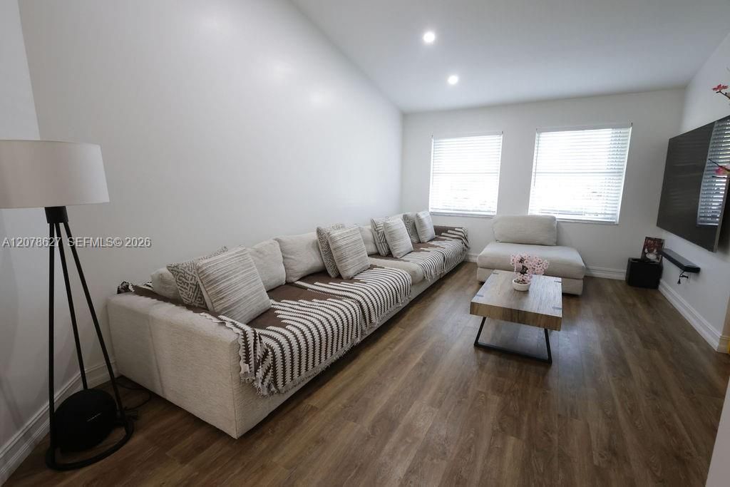 En Venta: $749,000 (4 camas, 2 baños, 1734 Pies cuadrados)