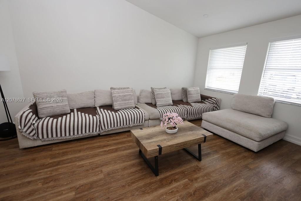 En Venta: $749,000 (4 camas, 2 baños, 1734 Pies cuadrados)
