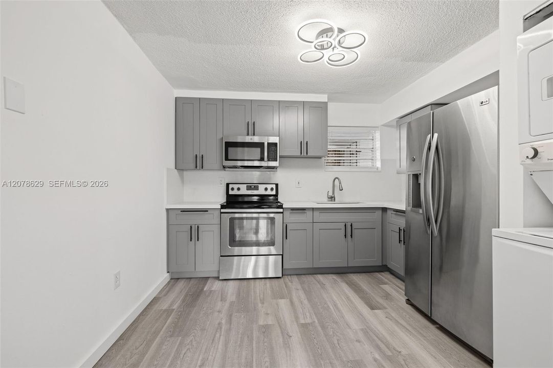 For Rent: $2,500 (2 beds, 1 baths, 900 Square Feet)