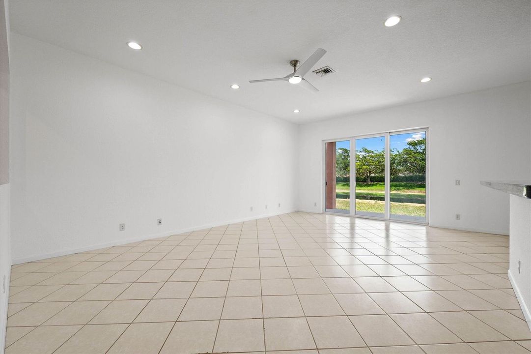 10-10-886 Sunflower Circle, Weston-34