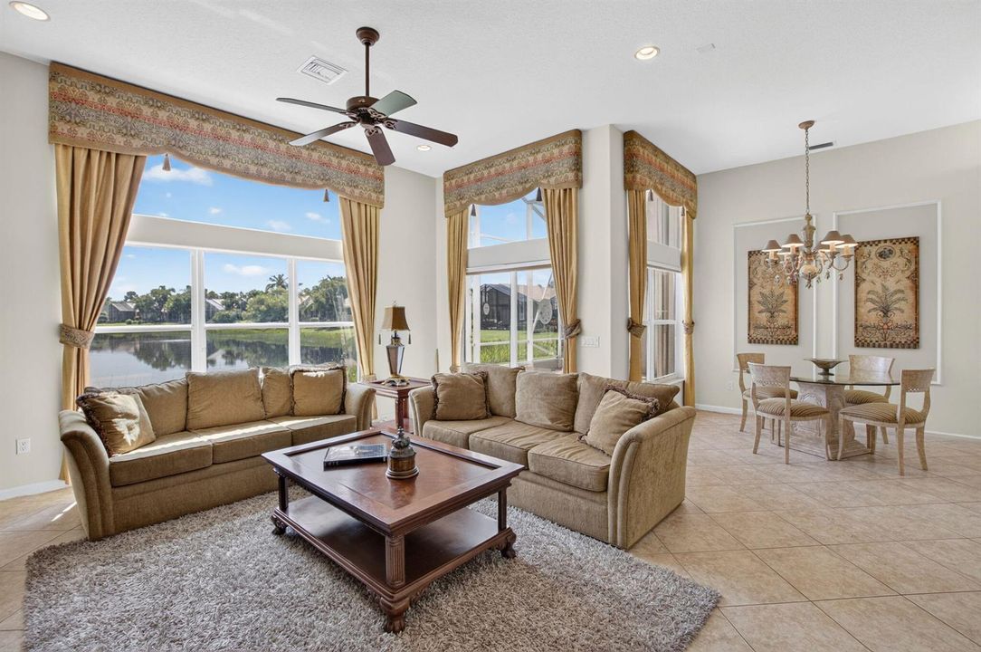 FAMILY ROOM/BREAKFAST NOOK