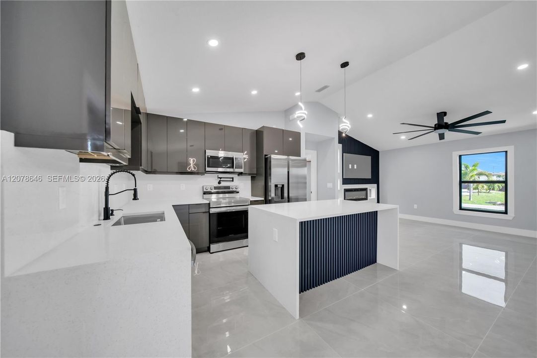 На продажу: $379,900 (3 спален, 2 ванн, 1362 Квадратных фут)