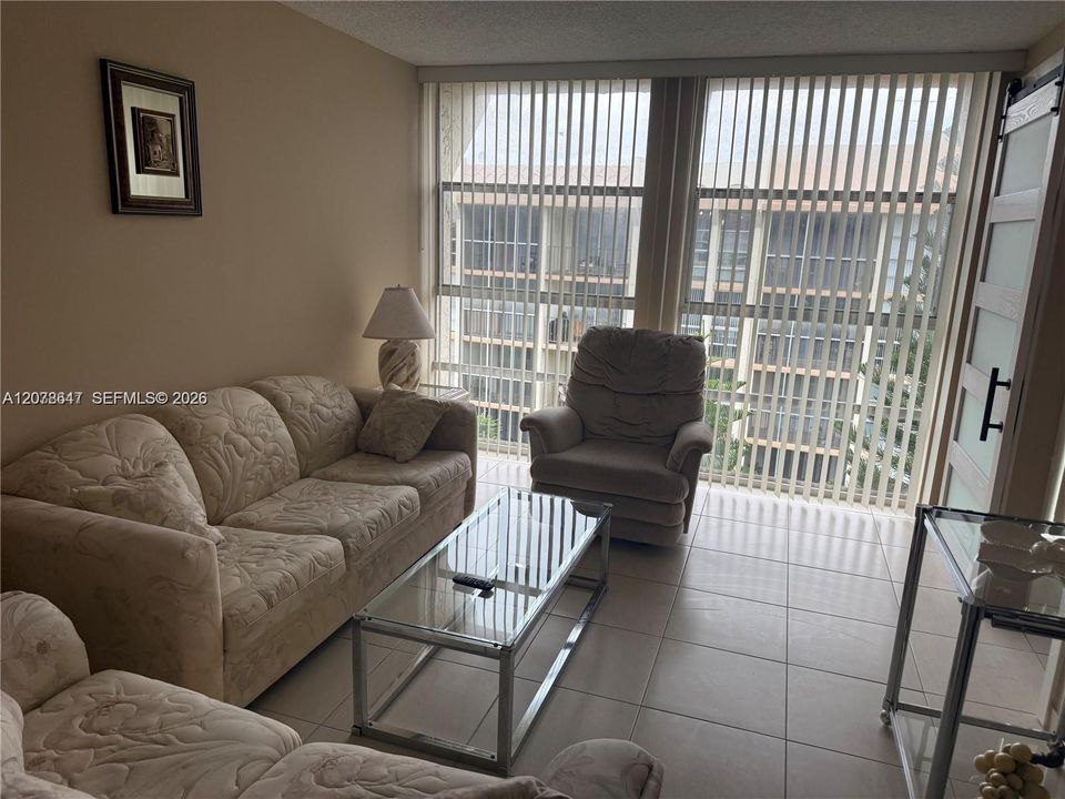 For Rent: $1,950 (2 beds, 1 baths, 924 Square Feet)