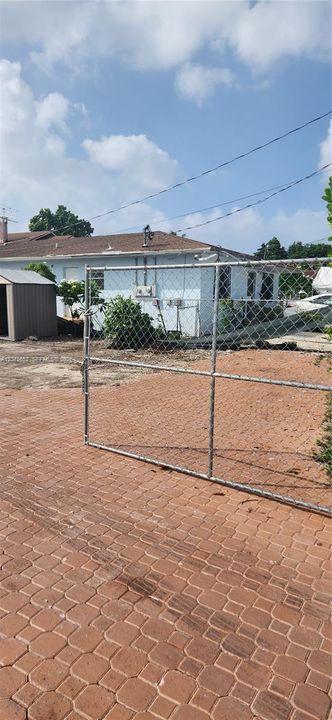 For Rent: $3,500 (3 beds, 2 baths, 900 Square Feet)