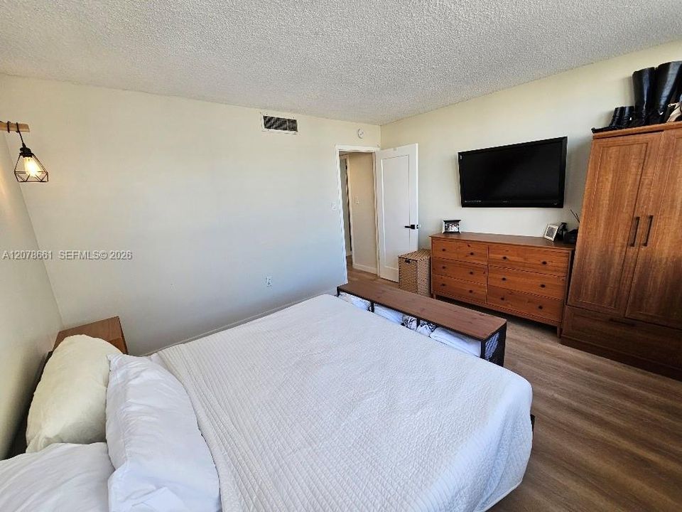 For Sale: $210,000 (1 beds, 1 baths, 717 Square Feet)