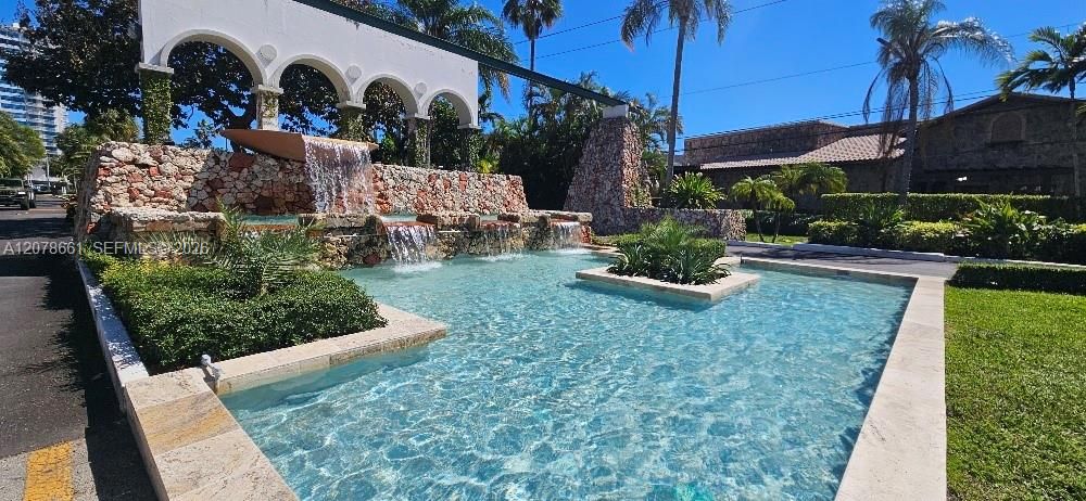 For Sale: $210,000 (1 beds, 1 baths, 717 Square Feet)