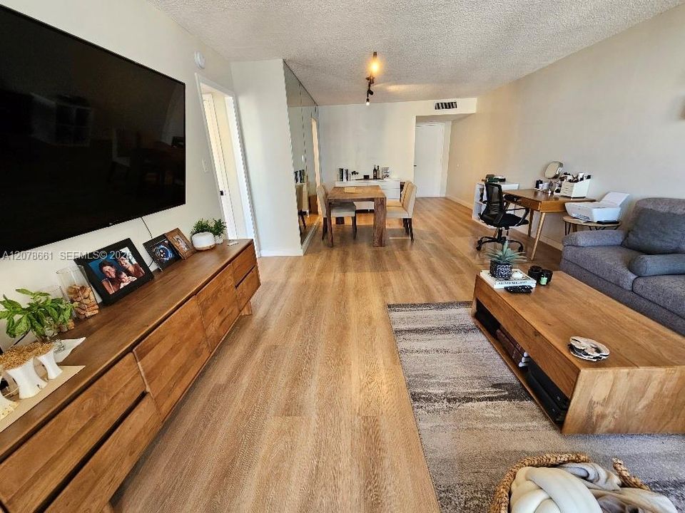 For Sale: $210,000 (1 beds, 1 baths, 717 Square Feet)
