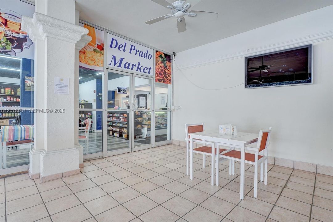 For Sale: $210,000 (1 beds, 1 baths, 717 Square Feet)