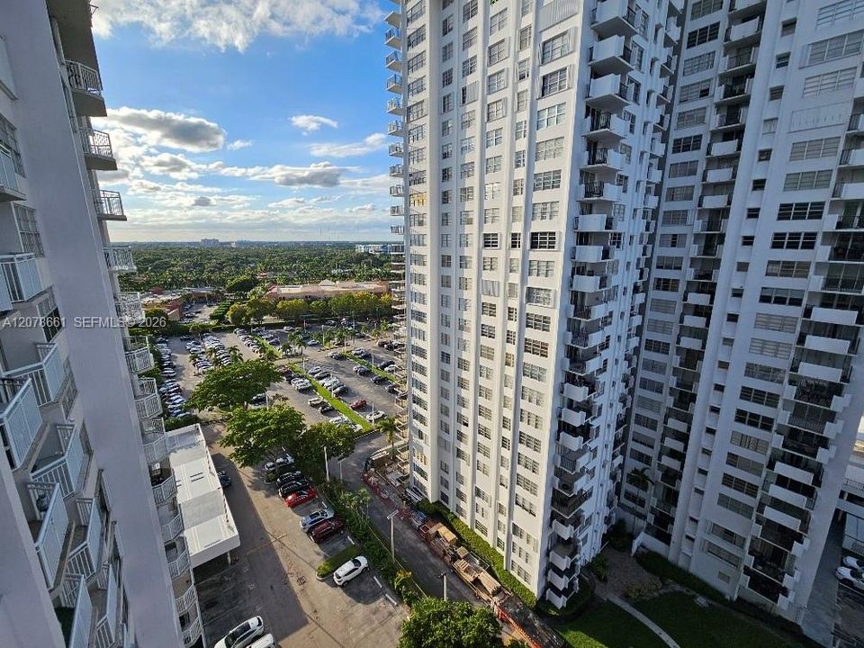 For Sale: $210,000 (1 beds, 1 baths, 717 Square Feet)
