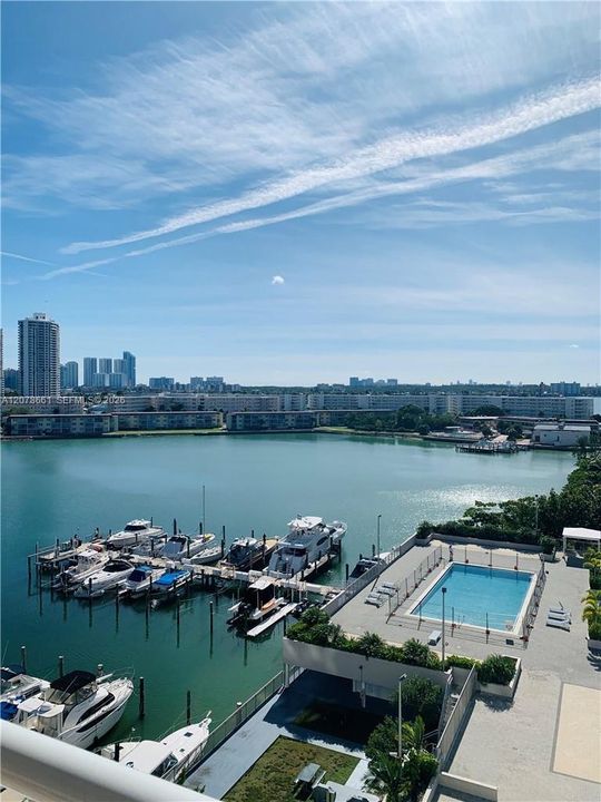 For Sale: $210,000 (1 beds, 1 baths, 717 Square Feet)