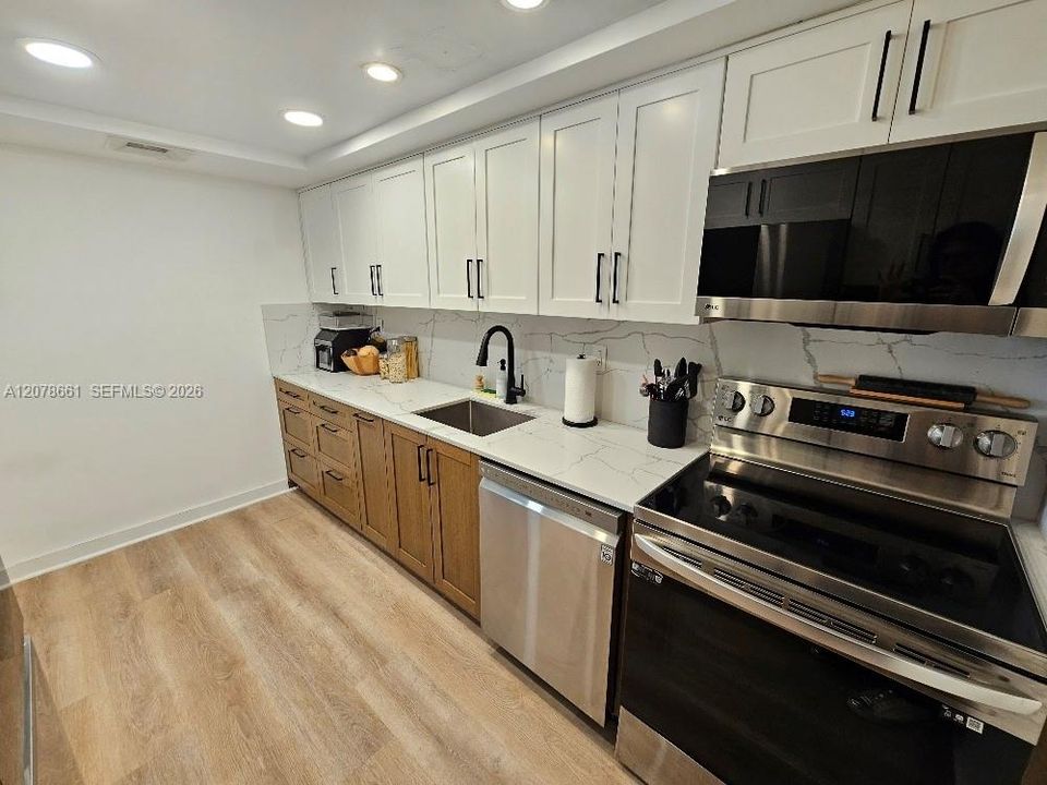 For Sale: $210,000 (1 beds, 1 baths, 717 Square Feet)